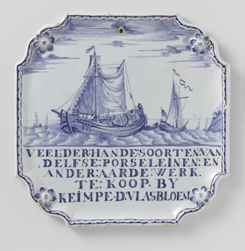 Uithangbord, beschilderd met schepen en de tekst: VEEL:DER:HANDE:SOORTEN:VAN//,DELFSE:PORSELEINEN:EN//ANDER:AARDE:WERK.//TE:KOOP.BY//KEIMPE.D.:VLASBLOEM