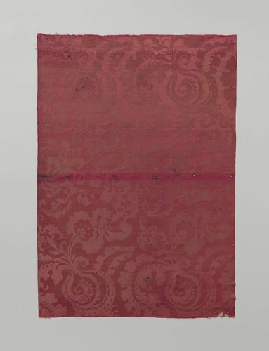 Fragment rood zijdedamast met patroon van slakhuisvormige figuren met gekruld blad- en bloemwerk by anonymous