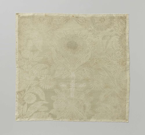 Fragment witte zijden damast, met patroon van goudsbloemen  omringd door tuilen met bloemen en bladeren by anonymous