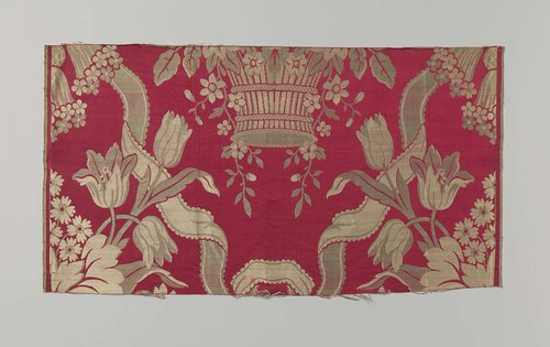 Fragment rood zijdeweefsel met bloemen in blauw en wit by anonymous
