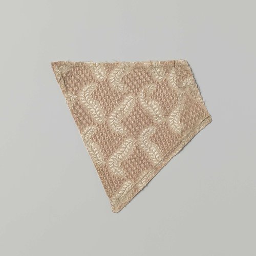 Fragment roze zijdeweefsel by anonymous