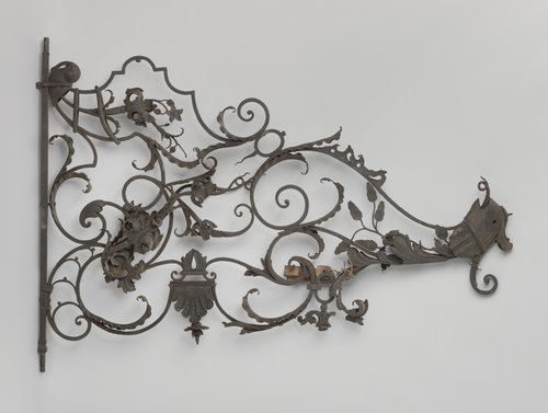 Fragment van een arm voor een uithangbord by Unknown Artist