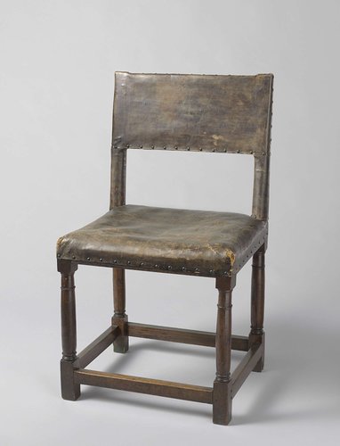 Stoel met kolompoten, bekleed met runderleer by anonymous
