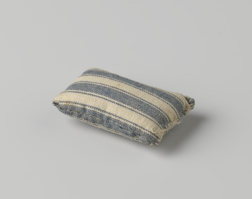 Kussen, blauw-wit gestreept by anonymous