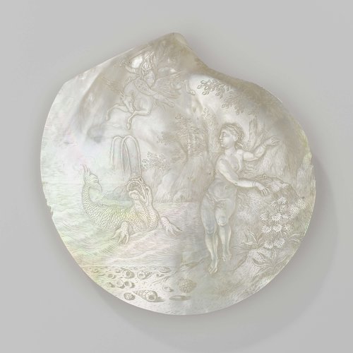 Zeepareloesterschelp met Perseus en Andromeda