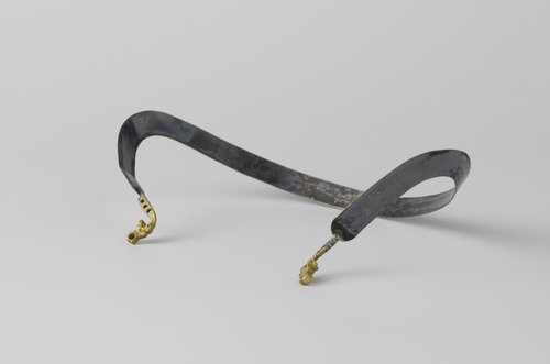 Oorijzer bestaande uit een platte band van zilver met gouden knoppen by anonymous