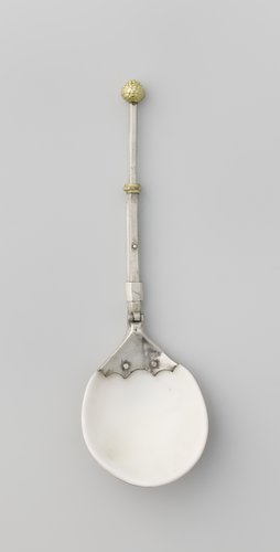 Lepel met steel van zilver, peervormige bak van schelp. Inschuifbare steel wordt bekroond door een pijnappel. by anonymous