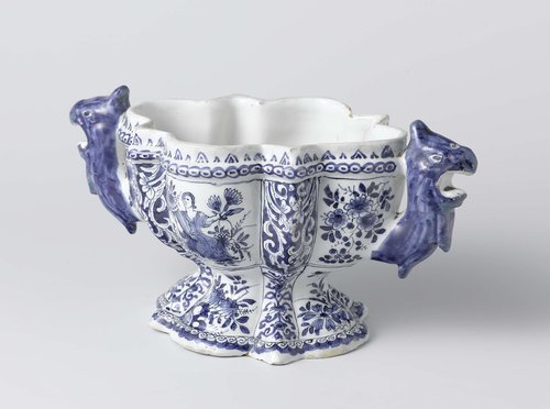 onderstuk van een bloemhouder van faience