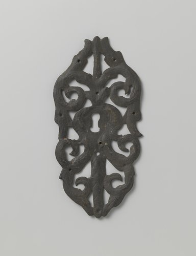 Sleutelplaat van vertind ijzer, versierd met rankmotieven by anonymous