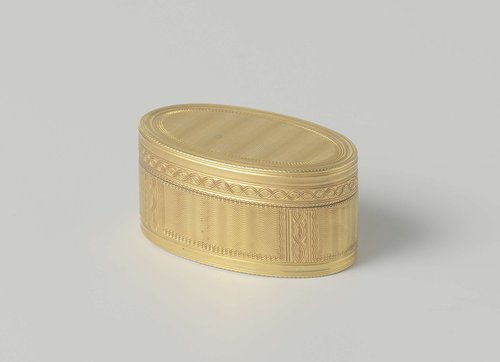 Ovale snuifdoos van goud met geciseleerd Lodewijk XVI ornament.