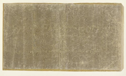 Blad met bloemenmotieven over geometrisch meanderpatroon (één van drie identieke bladen) by anonymous