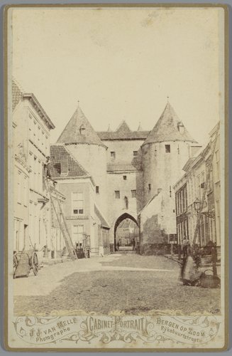 Lievevrouwepoort te Bergen op Zoom, gezien vanuit de Rijkebuurtstraat, met links het atelier van de fotograaf