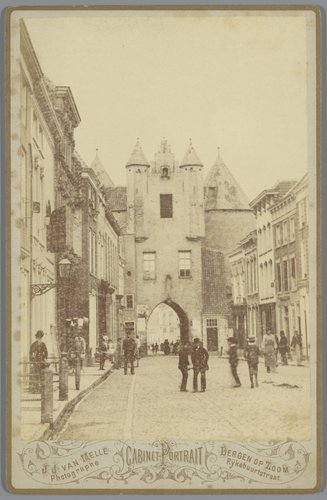 Lievevrouwepoort te Bergen op Zoom, gezien vanuit de Lievevrouwestraat
