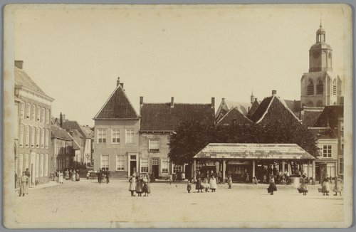 Plein te Bergen op Zoom, met de toren van de Sint-Gertrudiskerk op de achtergrond