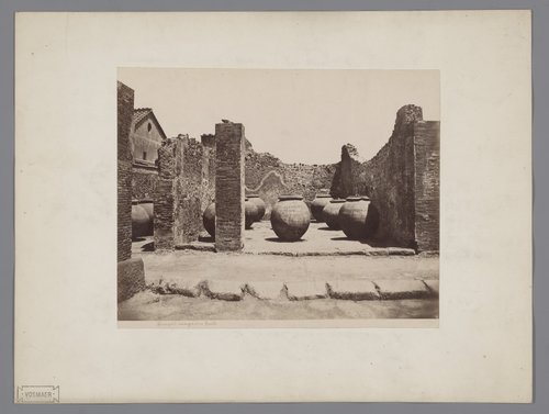 Restanten van een winkel met oliekruiken te Pompeï