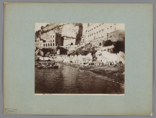 Vissersboten die bij Posillipo op het strand worden getrokken by Giorgio Sommer