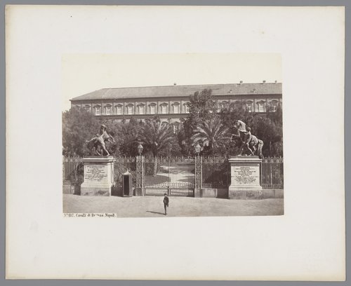 Twee bronzen sculpturen van paarden bij de ingang van het koninklijk paleis te Napels by Giorgio Sommer