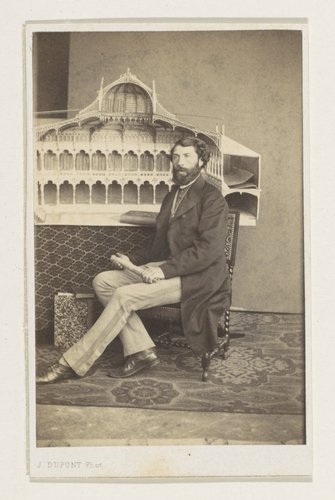 Portret van de architect Looymans, ten voeten uit, met een maquette van de door hem ontworpen Beurs van Antwerpen by Joseph Dupont