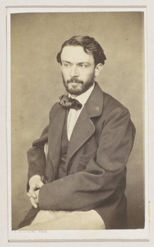 Portret van de schilder en beeldhouwer Jules Pecher, halffiguur