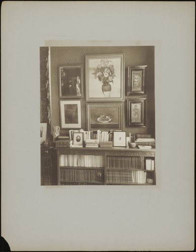 Interieur van Stadhouderskade 56, het woonhuis van Andries Bonger in Amsterdam, met schilderijen van Odilon Redon aan de muur