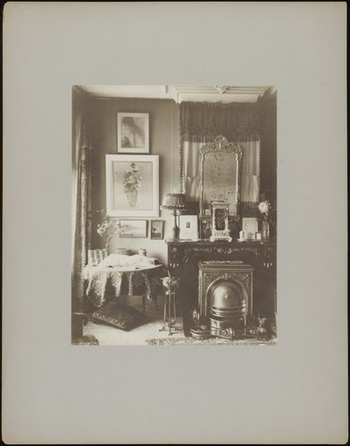 Interieur van Stadhouderskade 56, het woonhuis van Andries Bonger in Amsterdam, met schilderijen van Odilon Redon aan de muur