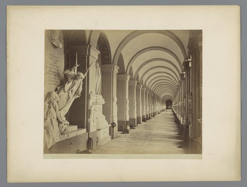 Grafmonumenten in een galerij in het Camposanto te Genua, Italië