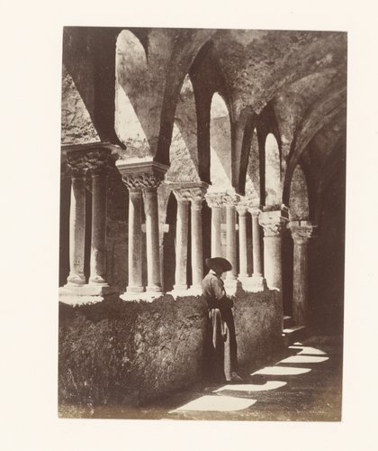 Man in een kloostergang, mogelijk in Napels