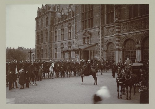 Ere-escorte van Amsterdamse burgers bij de inhuldiging van koningin Wilhelmina