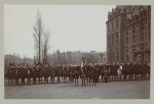 Ere-escorte van Amsterdamse burgers bij de inhuldiging van koningin Wilhelmina
