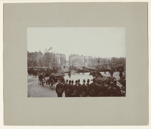 De Gouden Koets voor het Rijksmuseum bij de inhuldiging van koningin Wilhelmina