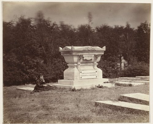 Vrouw bij het grafmonument van Salomon Verveer