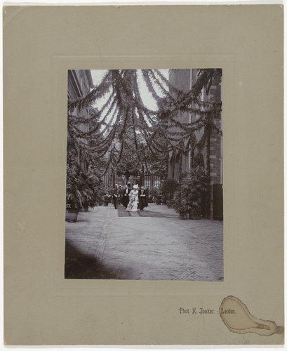 Aankomst van koningin Wilhelmina bij het academiegebouw van de universiteit te Leiden by Hendrik Jonker