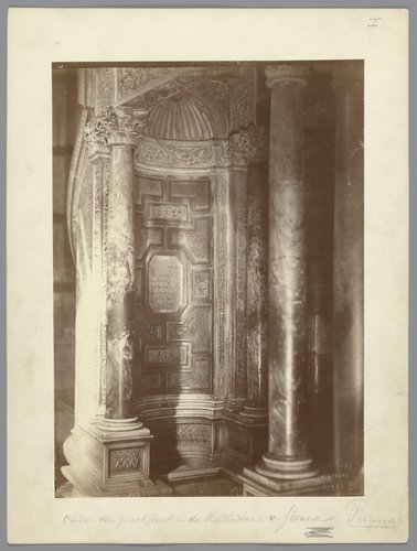 Zicht onder de preekstoel van Nicola Pisano in de kathedraal van Siena