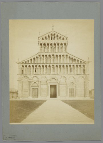 Vooraanzicht van de kathedraal te Pisa