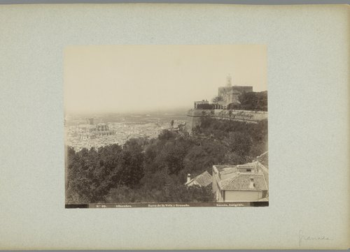 Gezicht op de Torre de la Vela van het Alhambra in Granada