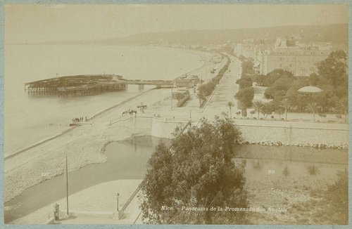 Gezicht op de Promenade des Anglais in Nice