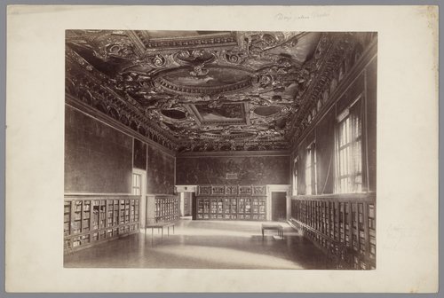 Interieur van een zaal van het Dogepaleis te Venetië, Italië