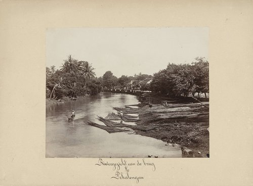 Houtverwerking op de rivier te Pekalongan by anonymous