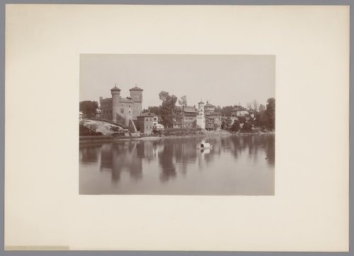Gebouwen aan de Po tijdens de Nationale Tentoonstelling van 1884 in Turijn, Italië
