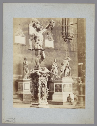 Sculptuur van Perseus met het hoofd van Medusa door Benvenuto Cellini in de Loggia dei Lanzi te Florence by Giacomo Brogi