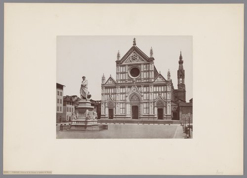 Gezicht op de Santa Croce en het standbeeld van Dante te Florence, Italië