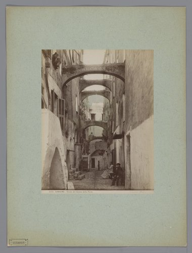 Straatgezicht met enkele mensen in San Remo, Italië