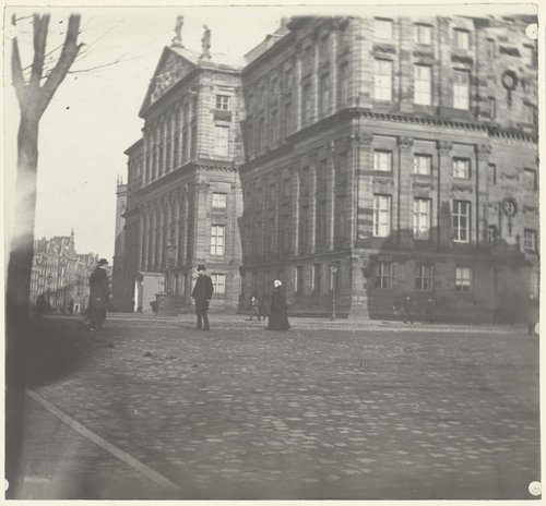 Achterzijde van het Paleis op de Dam in Amsterdam by George Hendrik Breitner
