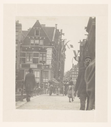 Gezicht op de Gasthuismolensteeg op de  hoek van de Herengracht in Amsterdam by George Hendrik Breitner