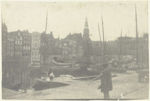 Schepen aan het Damrak te Amsterdam by George Hendrik Breitner