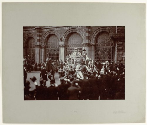 De Gouden Koets voor het Rijksmuseum, bij de inhuldiging van koningin Wilhelmina te Amsterdam in 1898
