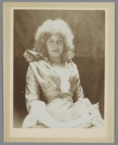 Portret van een onbekende vrouw tijdens een feest van Pulchri Studio,12 maart 1898 by anonymous