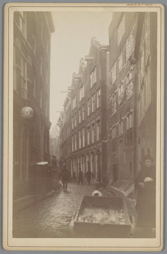 Gezicht op de Nes bij de Lombartsteeg in Amsterdam