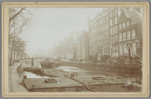 Gezicht op de Nieuwezijds Voorburgwal in Amsterdam
