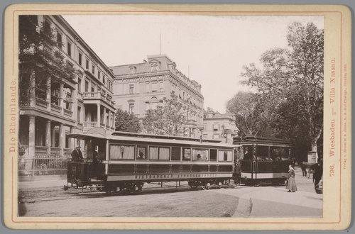 Gezicht op een straat is Wiesbaden met een tram